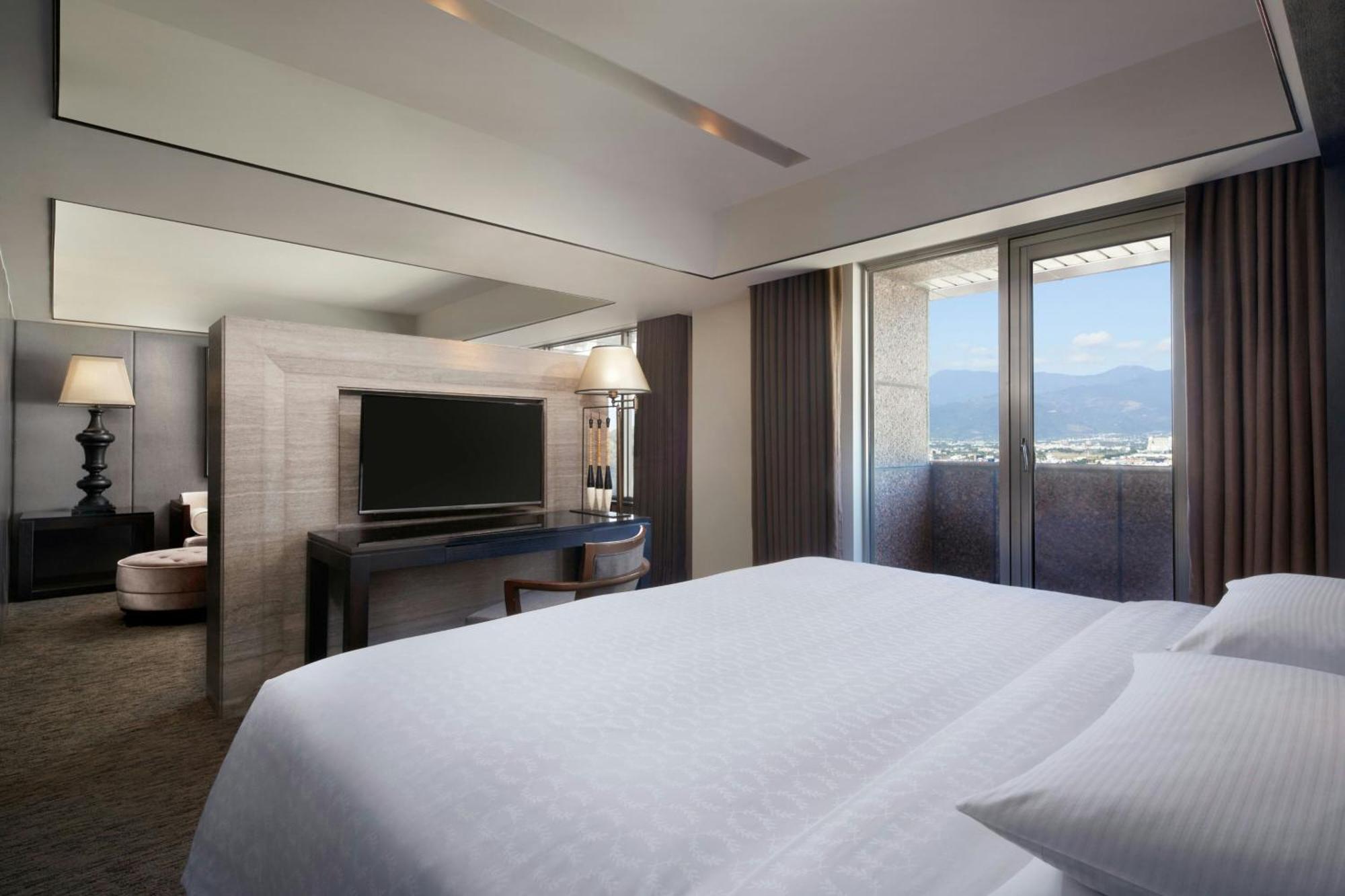 Sheraton Taitung Hotel Exterior foto A bedroom at the hotel